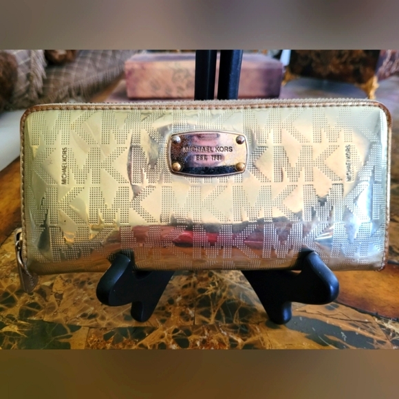 Michael Kors Chrome Wallet - Picture 1 of 9
